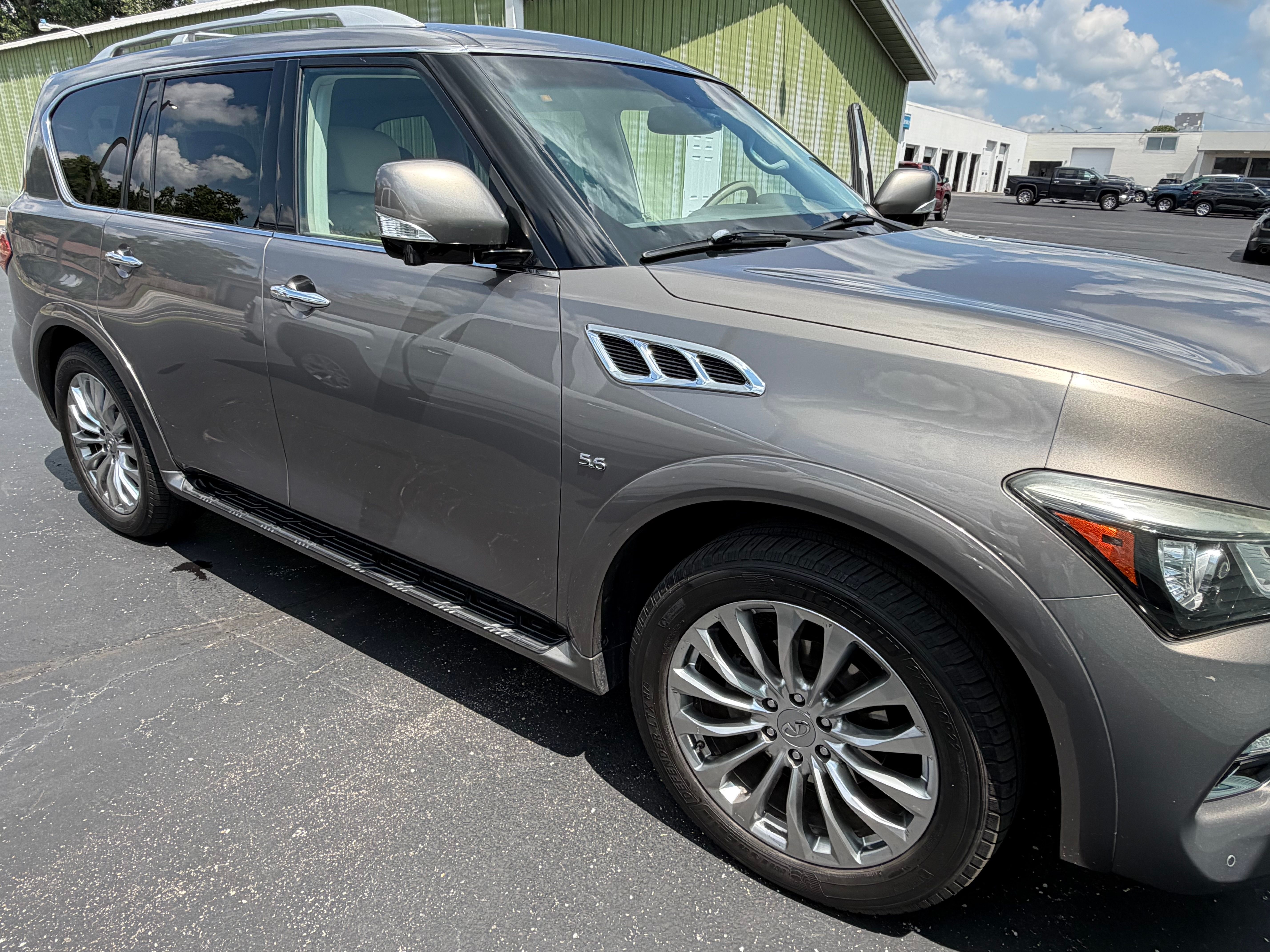 Used 2015 INFINITI QX80 4WD w/ 22" Wheel Package image 2