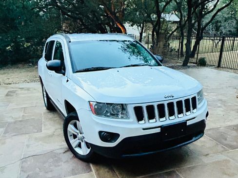 Used 2011 Jeep Compass Latitude image 1