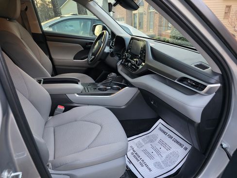 Used 2022 Toyota Highlander L image 5
