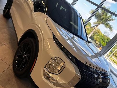 Used 2023 Mitsubishi Outlander SE Black Edition image 1