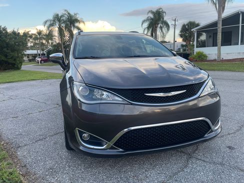 Used 2018 Chrysler Pacifica Limited FWD image 4