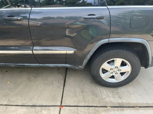 Used 2011 Jeep Grand Cherokee Laredo image 2