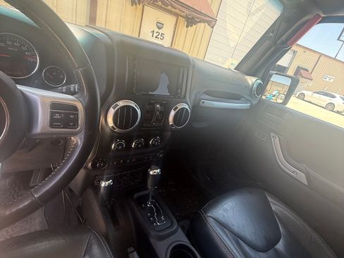 Used 2016 Jeep Wrangler Unlimited Rubicon AWD/4WD image 6