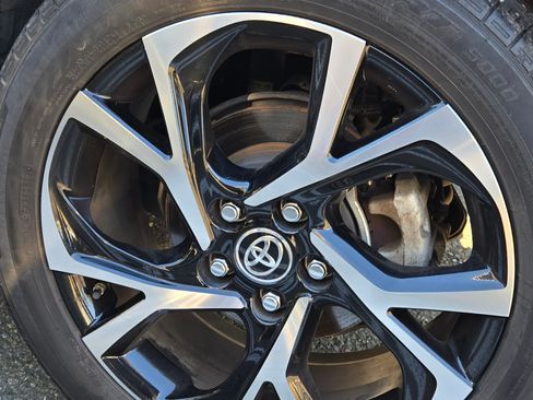 Used 2020 Toyota C-HR XLE Sport Utility 4D image 16