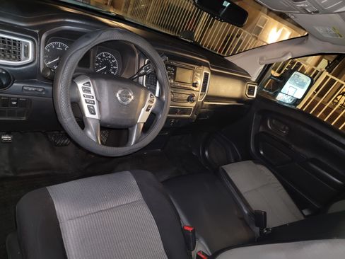 Used 2017 Nissan Titan S image 19