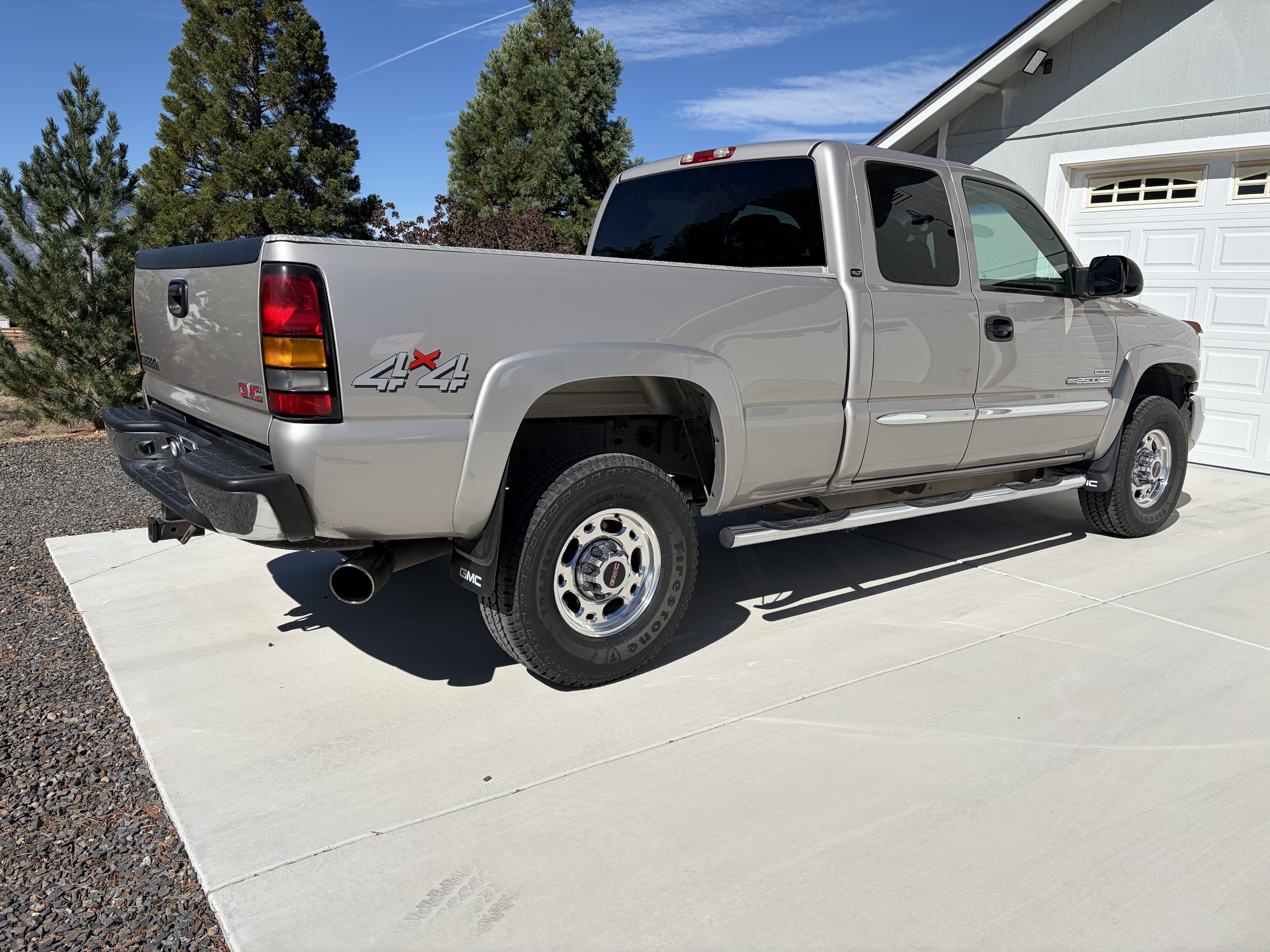 Used 2004 GMC Sierra 2500 SLT w/ Heavy-Duty Power Package AWD/4WD image 4
