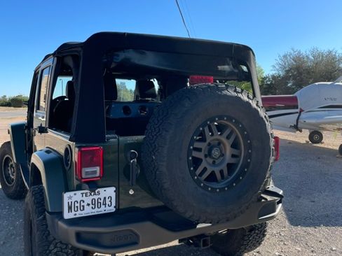 Used 2016 Jeep Wrangler Unlimited Sahara AWD/4WD image 6