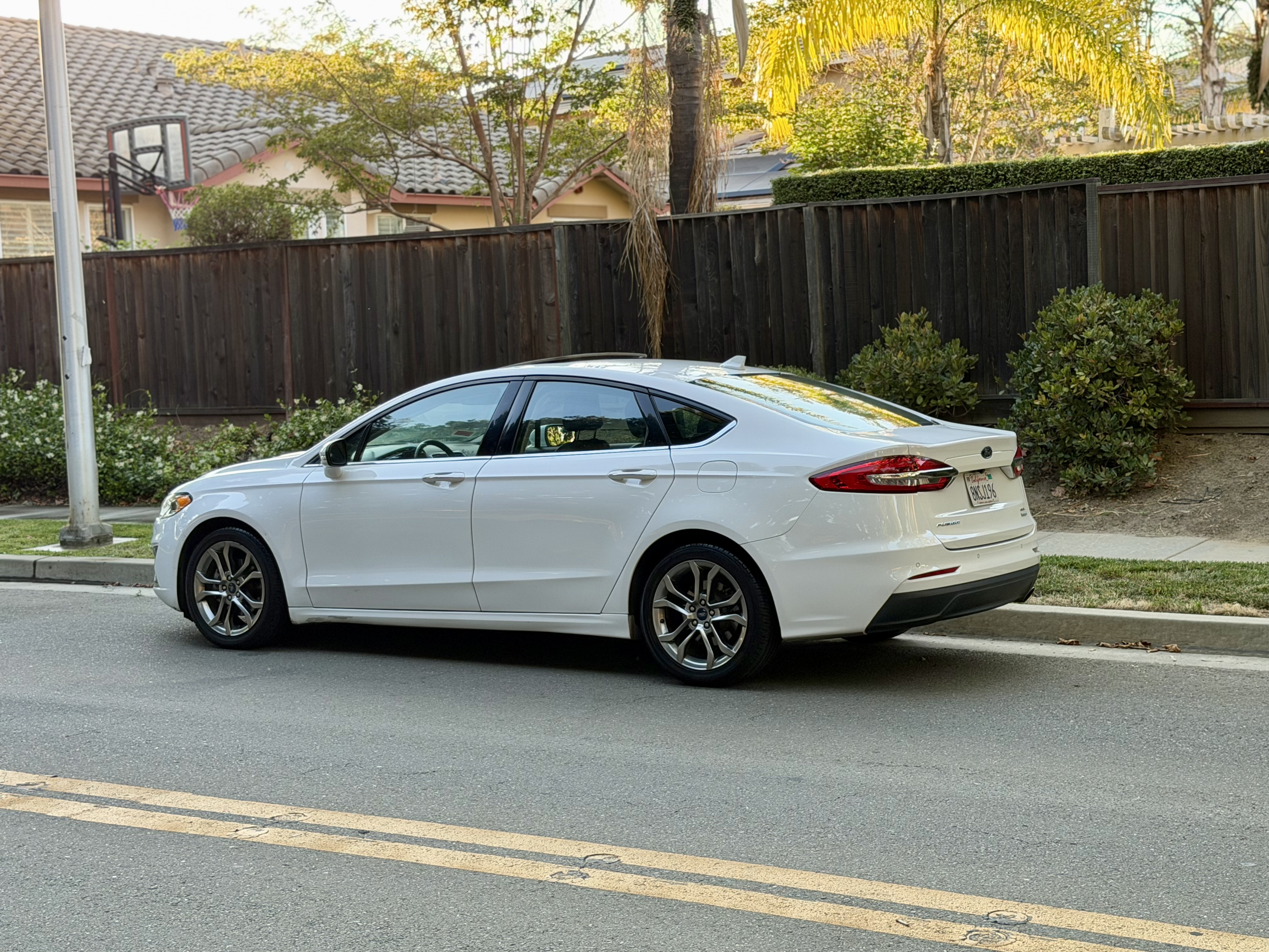 Used 2020 Ford Fusion SEL FWD image 5