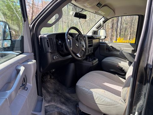Used 2019 Chevrolet Express 2500 w/ Driver Convenience Package RWD image 4
