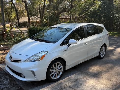 Used 2014 Toyota Prius V Five image 16