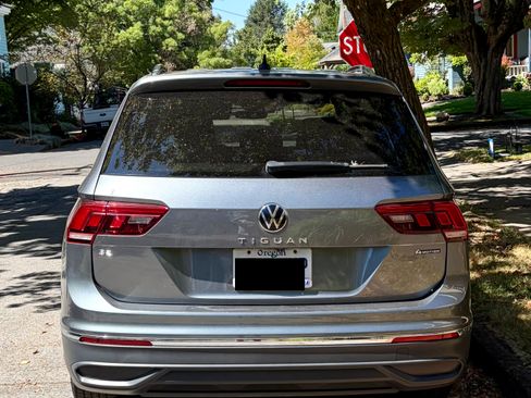 Used 2022 Volkswagen Tiguan SE AWD/4WD image 2
