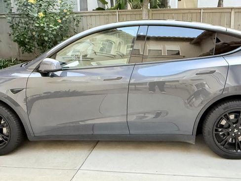 Used 2020 Tesla Model Y Long Range image 12