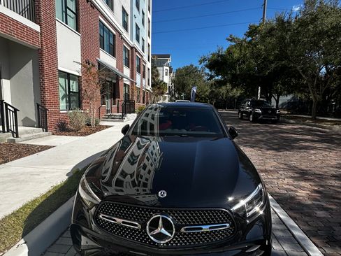 Used 2025 Mercedes-Benz GLC 300 4MATIC image 2