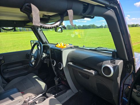 Used 2009 Jeep Wrangler Unlimited Sahara w/ Dual Top Group AWD/4WD image 10