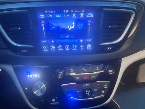 Used 2017 Chrysler Pacifica Touring-L image 17