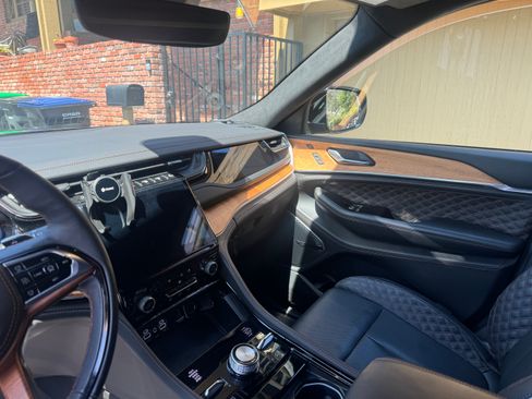 Used 2023 Jeep Grand Cherokee Summit image 10