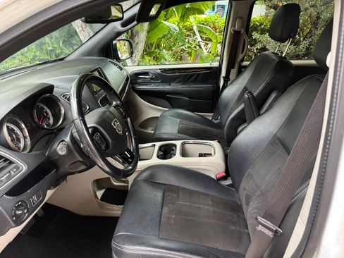 Used 2019 Dodge Grand Caravan SXT FWD image 6