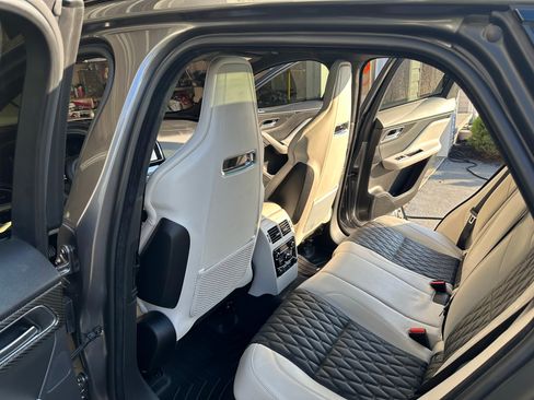 Used 2019 Jaguar F-PACE SVR image 9