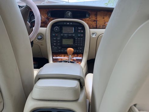 Used 2005 Jaguar XJ8 8 L Sedan 4D image 16