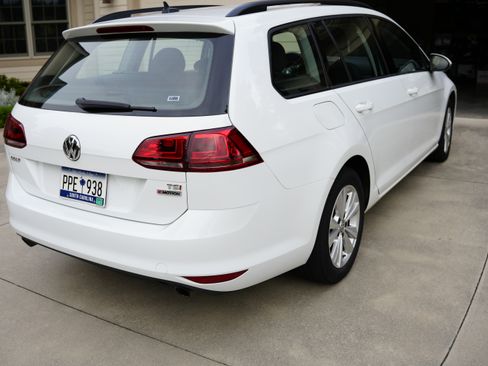 Used 2017 Volkswagen Golf S image 4