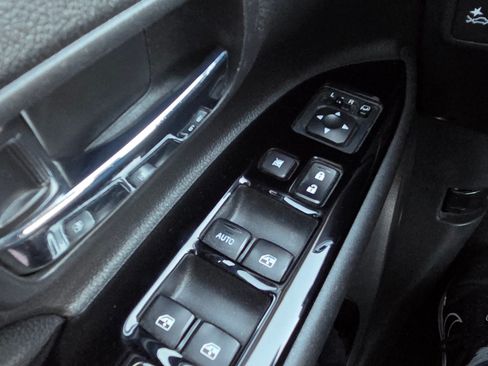 Used 2017 Mitsubishi Outlander SEL image 17