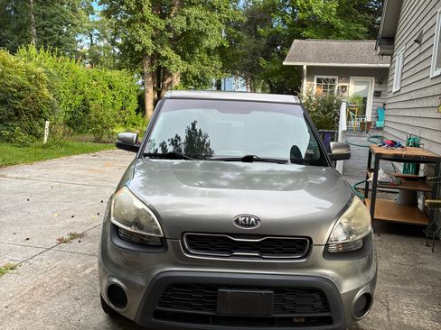 Used 2013 Kia Soul + w/ Eco Pkg FWD image 2