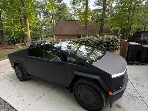 Used 2025 Tesla Cybertruck AWD Crew Cab image 4