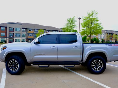 Used 2020 Toyota Tacoma TRD Sport w/ TRD Premium Sport Package image 5