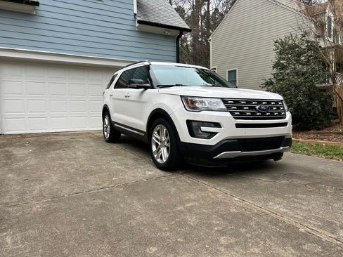 Used 2016 Ford Explorer XLT w/ Equipment Group 202A image 9