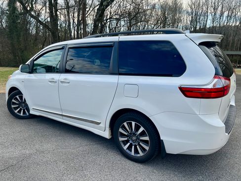 Used 2018 Toyota Sienna XLE image 4