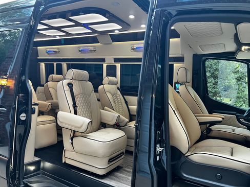 Used 2022 Mercedes-Benz Sprinter 3500 image 9