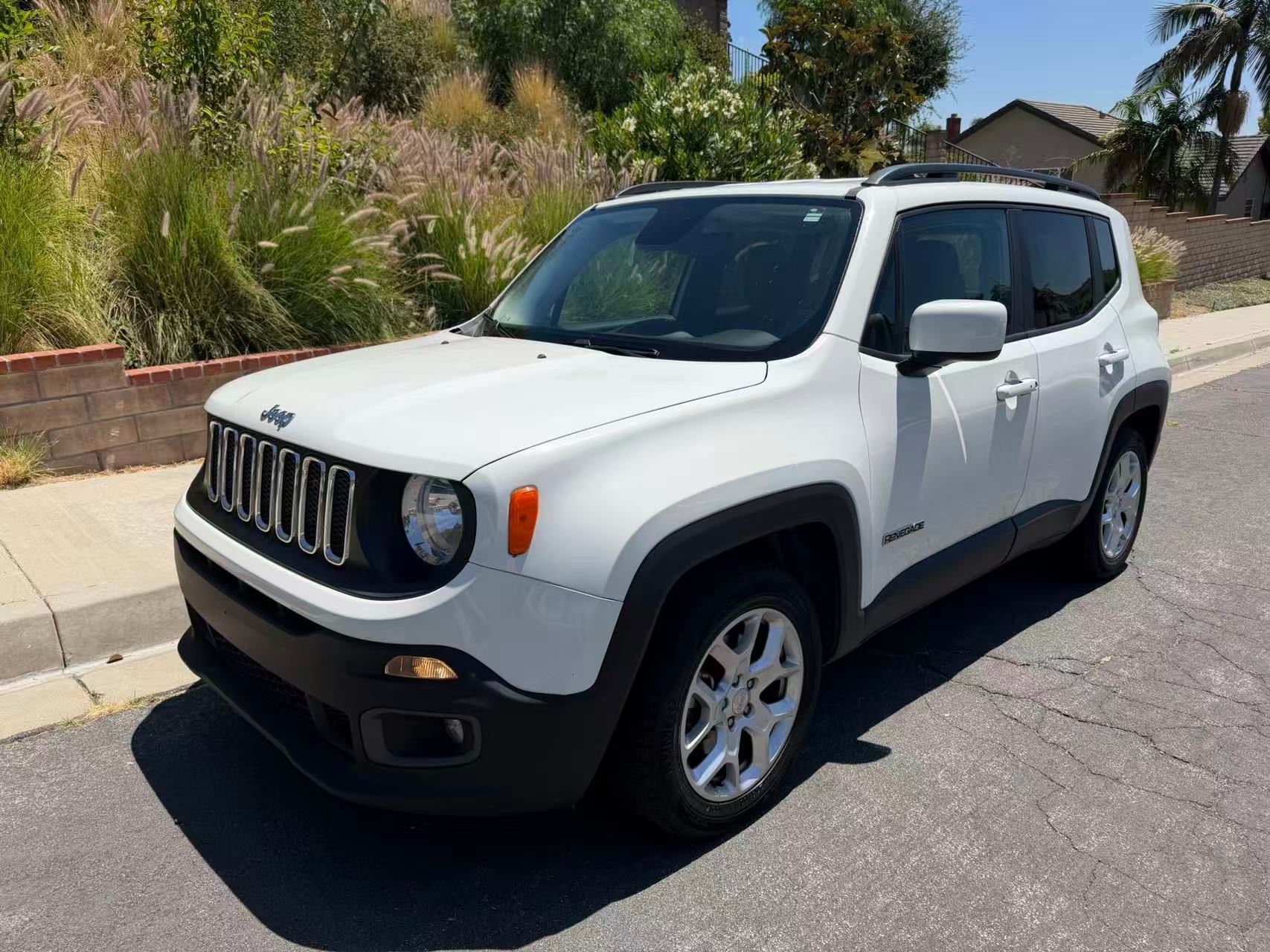 Used 2017 Jeep Renegade Latitude FWD image 10