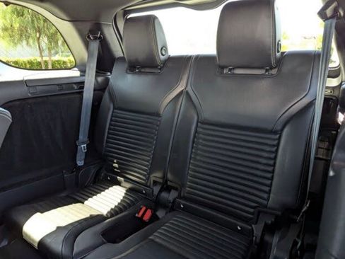 Used 2023 Land Rover Discovery S R-Dynamic image 10