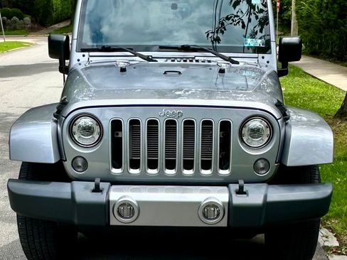 Used 2017 Jeep Wrangler Unlimited Sahara image 2