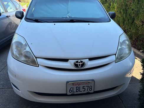 Used 2010 Toyota Sienna CE image 2