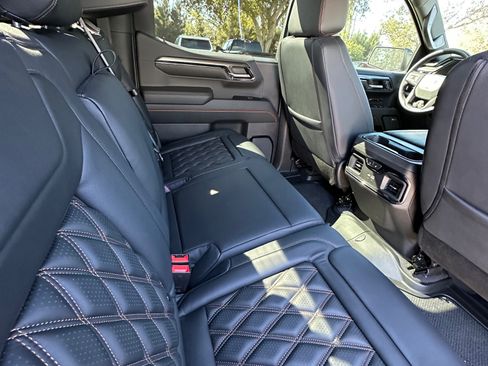 Used 2022 GMC Sierra 1500 AT4 w/ AT4 Premium Package image 8