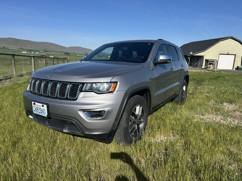 Used 2018 Jeep Grand Cherokee Limited AWD/4WD image 2
