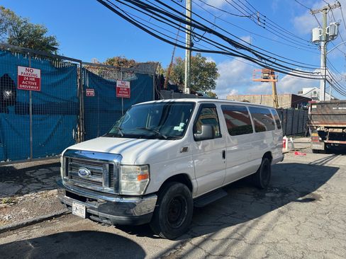 Used 2014 Ford E-350 and Econoline 350 XLT image 1