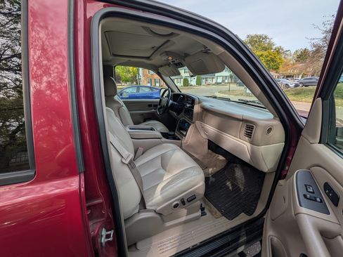 Used 2005 Chevrolet Tahoe Z71 w/ Preferred Equipment Group image 2