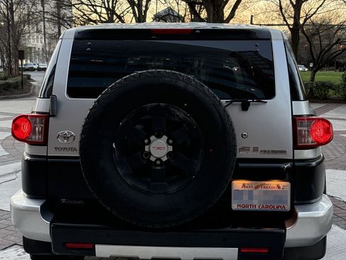 Used 2007 Toyota FJ Cruiser Sport Utility 2D image 5
