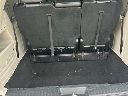 Used 2016 Chrysler Town & Country Touring-L image 17