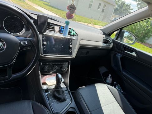 Used 2019 Volkswagen Tiguan SE w/ Panoramic Sunroof Package FWD image 12