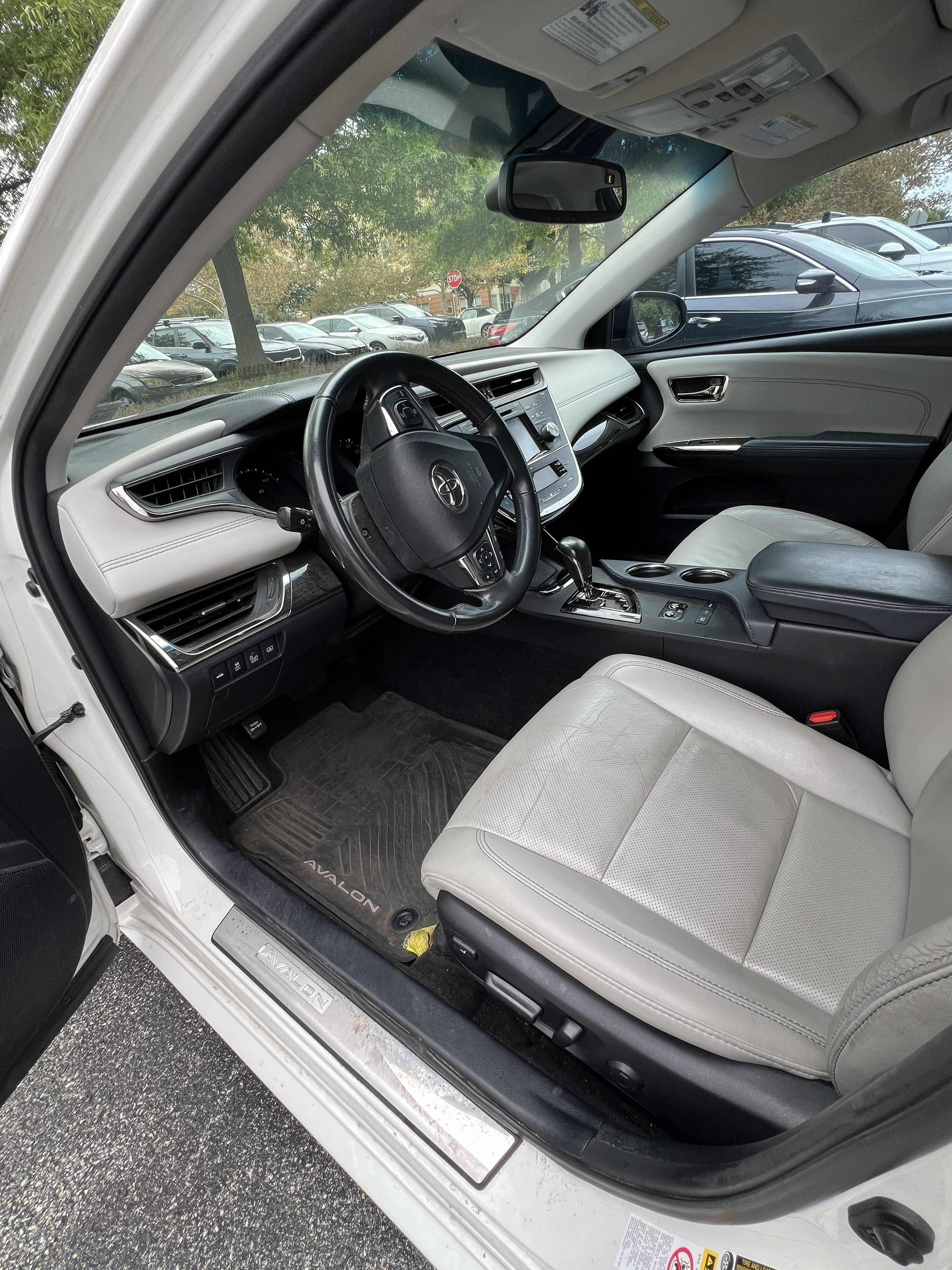 Used 2015 Toyota Avalon Limited w/ Technology Package FWD image 11