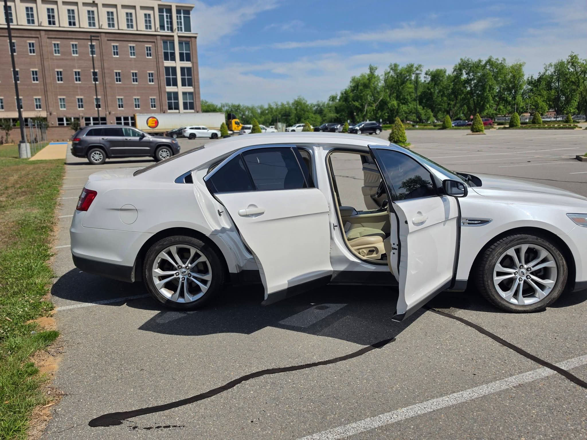 Used 2013 Ford Taurus SEL FWD image 4