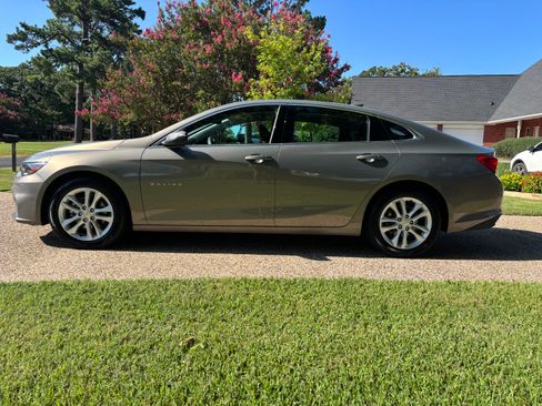 Used 2017 Chevrolet Malibu LT w/ Leather Package FWD image 2