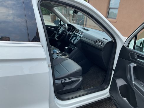 Used 2020 Volkswagen Tiguan SE w/ Panoramic Sunroof Package AWD/4WD image 4