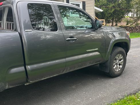 Used 2016 Toyota Tacoma SR5 w/ SR5 Appearance Package (SN) AWD/4WD image 9