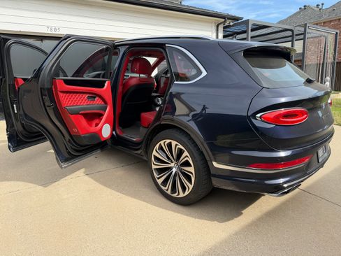 Used 2021 Bentley Bentayga image 13