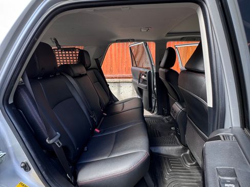 Used 2018 Toyota 4Runner TRD Off-Road Premium AWD/4WD image 28