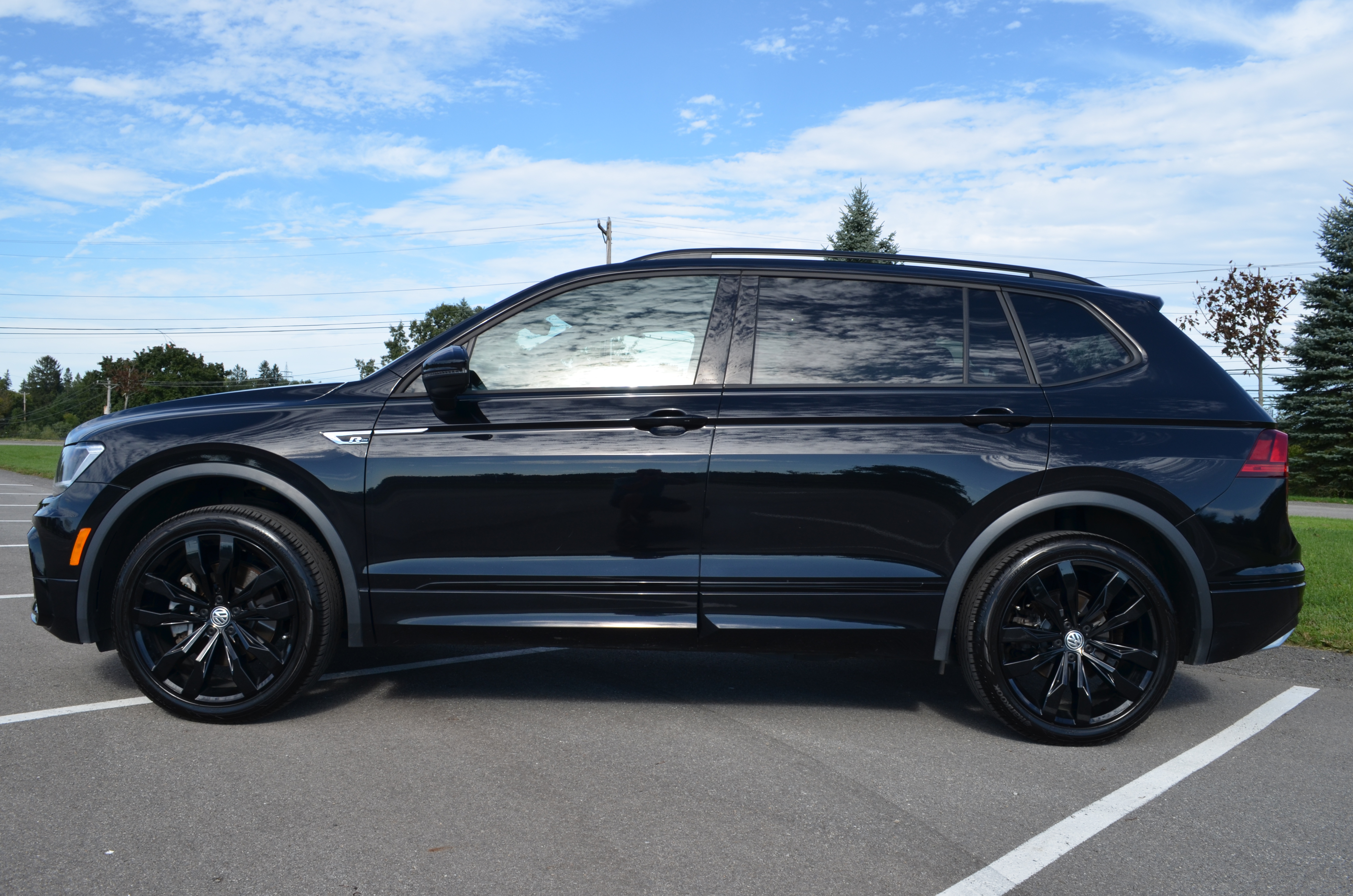 Used 2021 Volkswagen Tiguan SE R-Line AWD/4WD image 4